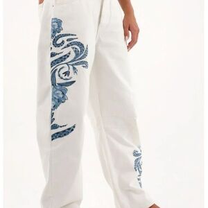 Embroidered White Denim Horseshoe Jeans – Wide Leg Barrel Pants, Size Small